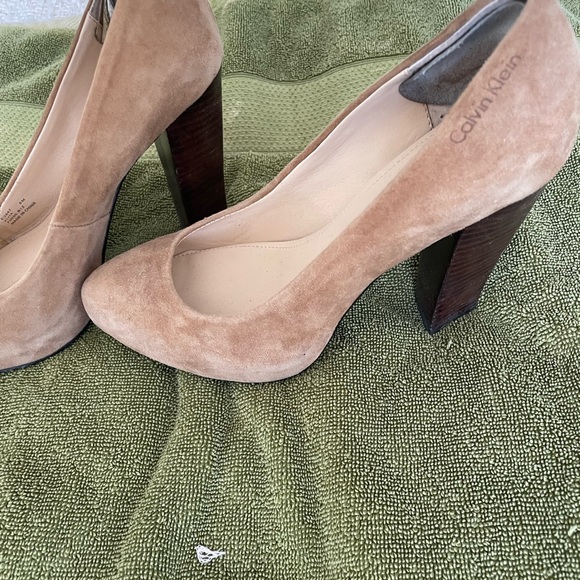 Shoes. Beige Suede Size 6 Ladies. Calvin Klein - Picture 3 of 5